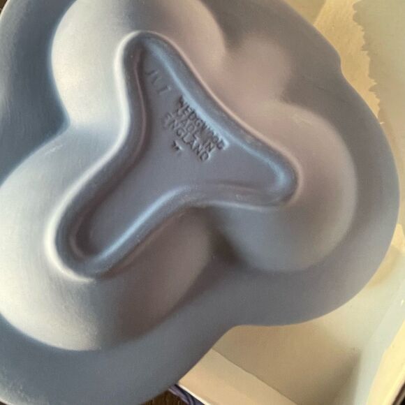 Wedgwood Blue Jasper Vintage Clover Shaped Trinket Dish in Original Box - Picture 7 of 14